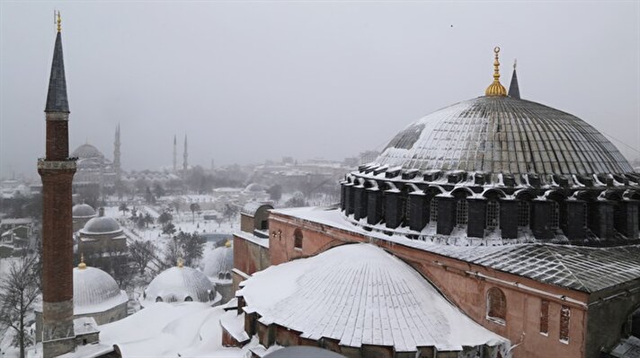 İstanbul'da dün akşam saatlerinden yağan kar etkisini süürdürdü. 