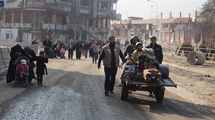 Irak'ın Musul kentini terör örgütü DEAŞ'ten kurtarma operasyonu kapsamında DEAŞ militanları ile ordu güçleri arasında yaşanan çatışmalar nedeniyle bölgedeki sivillerin kaçışları devam ediyor. Musul'un güneydoğusundaki çatışmalardan kaçan vatandaşlar, güvenlik güçleri tarafından kontrolü sağlanan Musenna Mahallesine geldi.​