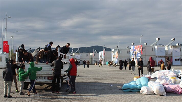 Türkmenler konteyner kente yerleştiriliyor