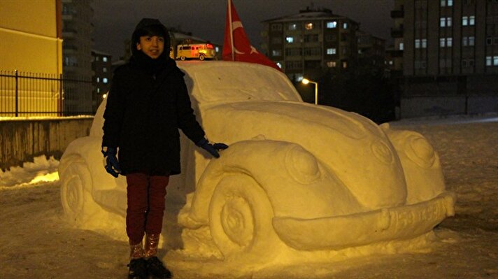  İstanbul Bağcılar’da bir vatandaş kardan araba yaptı. Kardan arabaya ilgi gösteren vatandaşlar önünde hatıra fotoğrafı çektirdi.