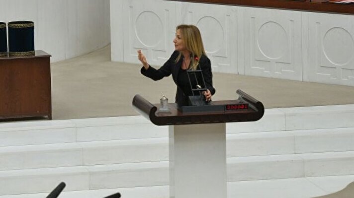 Aylin Nazlıaka'dan Meclis'te kelepçeli eylem