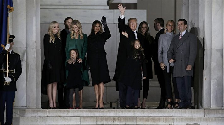 ABD Başkanı Donald Trump, Cumhuriyetçi Parti'nin ilk başkanı Abraham Lincoln'ın anısına yapılan Lincoln Anıtı'nı ziyareri sırasında destekçilerini selamladı.  