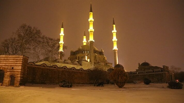 Edirne'de kar yağışının ardından kent merkezi beyaza büründü.