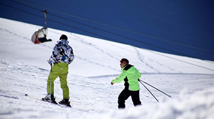 Isparta'nın doğusunda bulunan Davraz Kayak Merkezi, 1,5-3 metre arasında değişen kar kalınlığı ile kayakseverler ve kar keyfi yaşamak isteyenlerin ilgisini çekiyor. Merkeze gelenler kızak, kayak ve snowboard ile kayma imkanı buluyor.