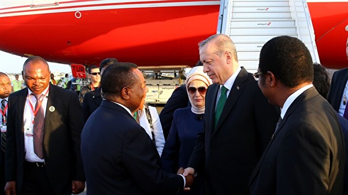 Cumhurbaşkanı Erdoğan, Afrika turunun ilk durağı olan Tanzanya'nın başkenti Darüsselam'daki Julius Nyerere Uluslararası Havaalanı'nda törenle karşılandı.