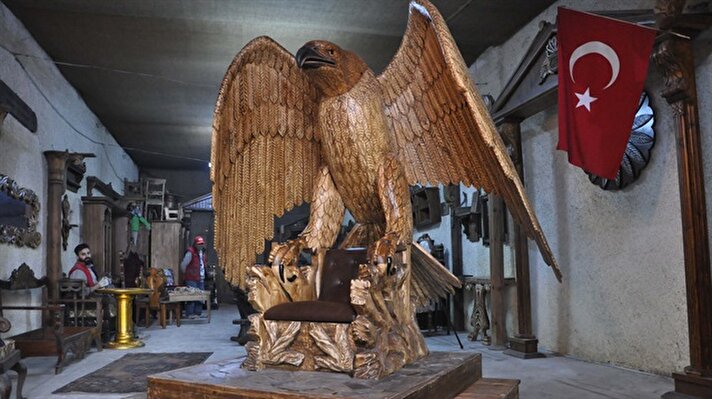 يسعى النحات التركي مراد كوتش (38 عاما) لدخول كتاب غينيس للأرقام القياسية، بصنع أكبر كرسي منحوت من الخشب في العالم. بعد محاولة أولى باءت بالفشل. 
