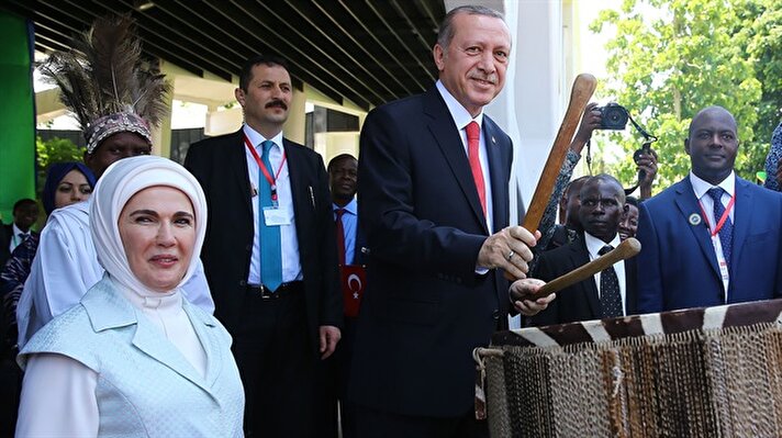 Cumhurbaşkanı Recep Tayyip Erdoğan, resmi ziyaret için geldiği Tanzanya'da Devlet Başkanı John Pombe Joseph Magufuli tarafından resmi törenle karşılandı.