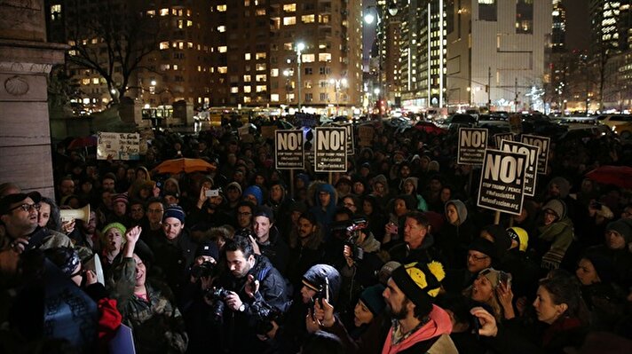 Thousands in US protest Trump's impending order on Muslim ban 