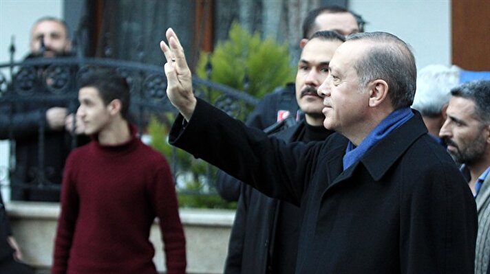 Sokağı dolduran vatandaşlar, Cumhurbaşkanı Erdoğan'a yoğun sevgi gösterisinde bulundu.