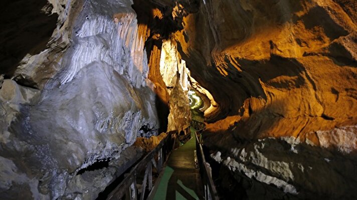 Dünyanın en uzun ikinci mağarası olarak kabul edilen Çal Mağarası, sarkıt ve dikitleri, zaman zaman 1,5 metre derinliğe ulaşan deresi, şelaleleri ve göletleriyle ziyaretçilerin ilgisini çekiyor.​