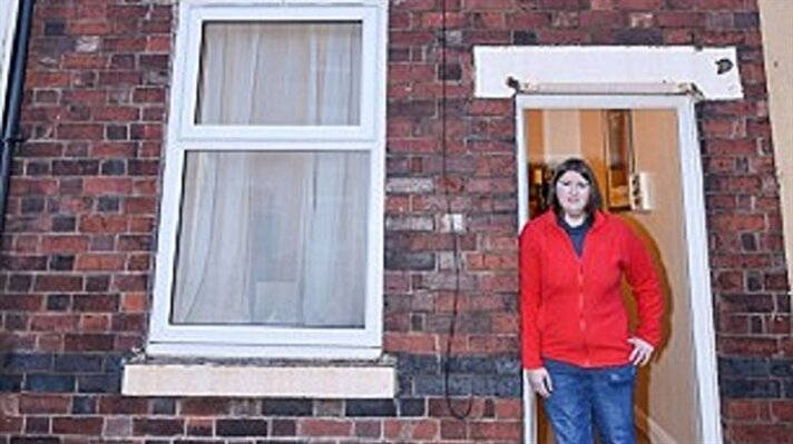 İngiltere'nin Stoke şehrinde yaşayan 34 yaşındaki Rachel Roberts belediye tarafından 1 sterline satılan evi aldı ve yeniden dizayn etti.
