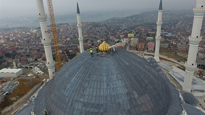 Cumhuriyet tarihinin en büyük camisi olacak Çamlıca Camii’nin kubbesinin üzerine konulan alem ile taçlandırılması havadan drone ile görüntülendi.
