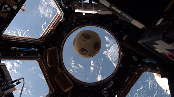 Uzay aracının camına futbol topu çarptı sosyal medya yıkıldı