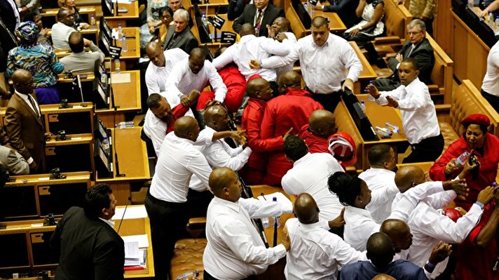Güney Afrika Parlamentosunda arbede