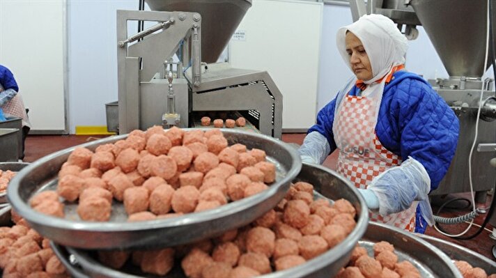 Türkiye'nin farklı noktalarında 30 şubede 6 bin kişinin çalıştığı Bursa merkezli et restoranının üretim tesislerinde 200 kadın kasap göreve yapıyor. Kadın kasaplar her gün binlerce ton et işliyor. 