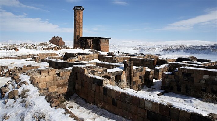 UNESCO Dünya Miras Listesi'nde yer alan, Türkiye-Ermenistan sınırındaki Ani Ören Yeri, kar yağışıyla farklı güzelliğe büründü. 