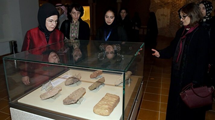 Cumhurbaşkanı Recep Tayyip Erdoğan'ın eşi Emine Erdoğan, Suudi Arabistan'daki temasları kapsamında başkent Riyad'daki Ulusal Müze'yi ziyaret etti.

