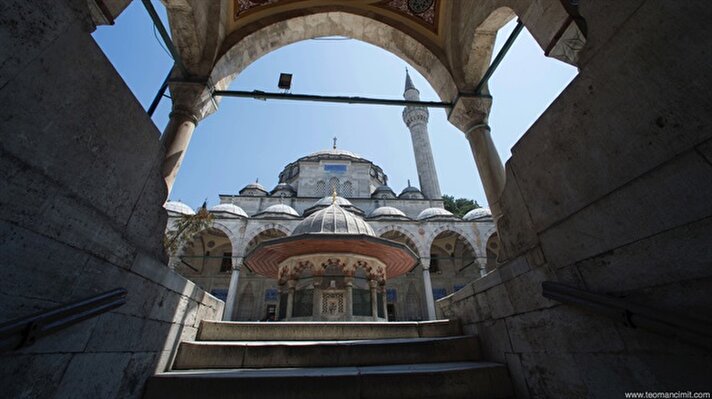 Mimar Sinan eserleriyle yapacağımız gezinin ikinci gününde Sultanahmet'ten Kadırga'ya doğru yürüyeceğiz. Bu güzergahta Mimar Sinan'ın birçok eseri bulunuyor. İlk olarak Topkapı Sarayı'na giriyoruz. 