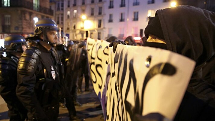 Fransa'da polisin bir gence copla cinsel saldırıda bulunmasının Paris'te protesto edildiği gösteride, göstericiler ile polis arasında çatışma çıktı.