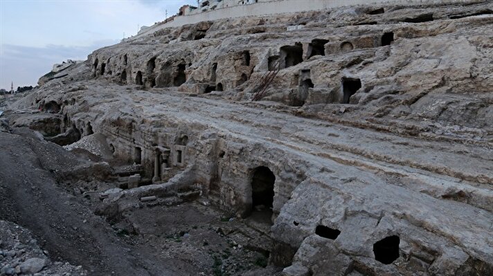 في أورفة التركية.. مقابر صخرية تحتضن التاريخ