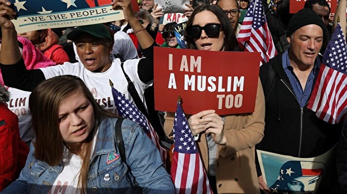 ABD Başkanı Donald Trump'ın bazı İslam ülkelerine yönelik seyahat yasağına karşı, New York'ta "Bugün ben de Müslüman'ım" eylemi gerçekleştirildi.