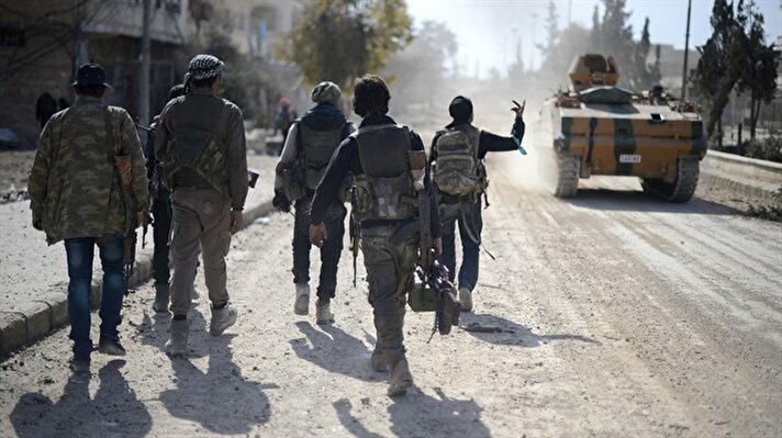 Türk Silahlı Kuvvetleri (TSK) destekli Özgür Suriye Ordusu (ÖSO), Suriye'nin kuzeyindeki Bab ilçe merkezinde ilerleyişini sürdürüyor.
