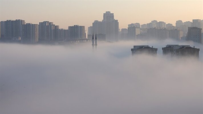 Sabaha karşı saat 04.30 sıralarında İstanbul'da etkili olmaya başlayan sis havanın aydınlanmasıyla ilginç görüntüler ortaya çıkardı. 