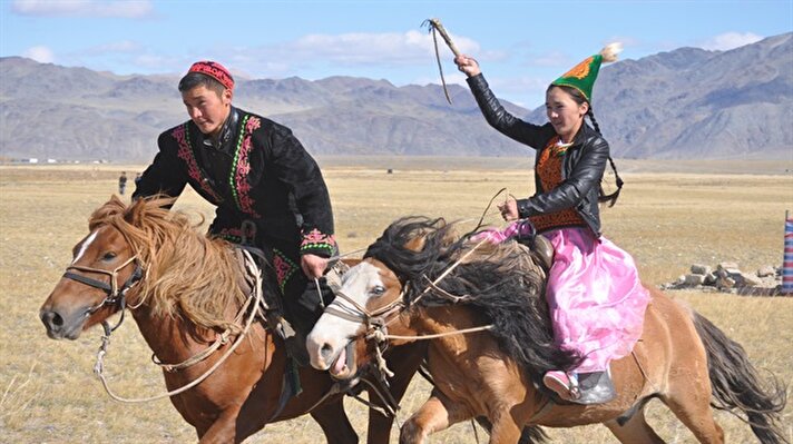 Geleneksel kazak atlı oyunları için ilk başta en popüler olanlarından birisi Kökpar ile başlıyoruz. Bu oyun sadece Orta Asya değil, Afganistan ve İran göçebeleri arasında da oynanmaktadır. 