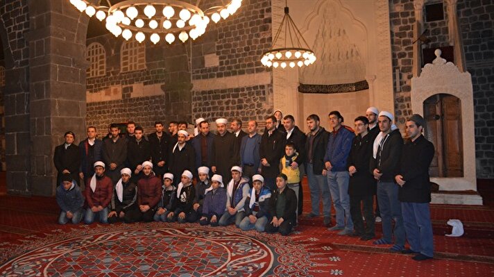 Diyarbakır'da, "Gençler Sabah Namazında Buluşuyor" etkinliği kapsamında camilerde bir araya gelen gençler sabah namazını kıldı.