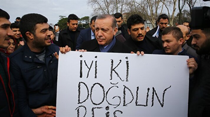 Cumhurbaşkanı Recep Tayyip Erdoğan, doğum günü dolayısıyla Kısıklı ve Mabeyn Köşkü'nde vatandaşların yoğun ilgisiyle karşılaştı.