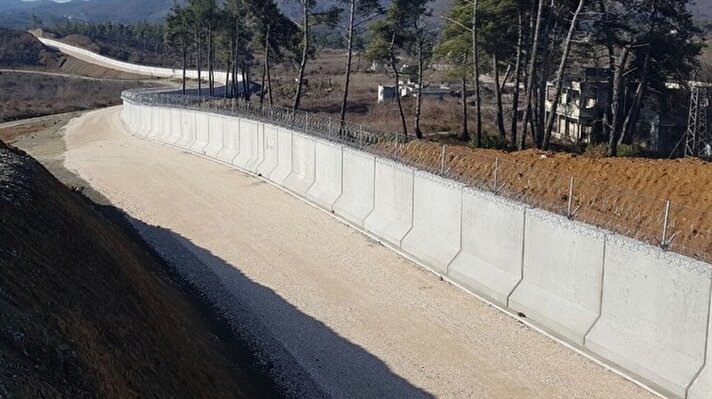 Başbakanlık Toplu Konut İdaresi'nin (TOKİ), Türkiye-Suriye sınırında inşa ettiği "güvenlik duvarı" inşaatının yaklaşık yüzde 50'si tamamlandı.