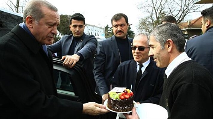 هكذا أحتفل الرئيس رجب طيب أردوغان بعيد ميلاده أمس، حيثُ رحبّ بكل حب بالمواطنين القادمين إلى الكلية الرئاسية إحتفالًا به.   