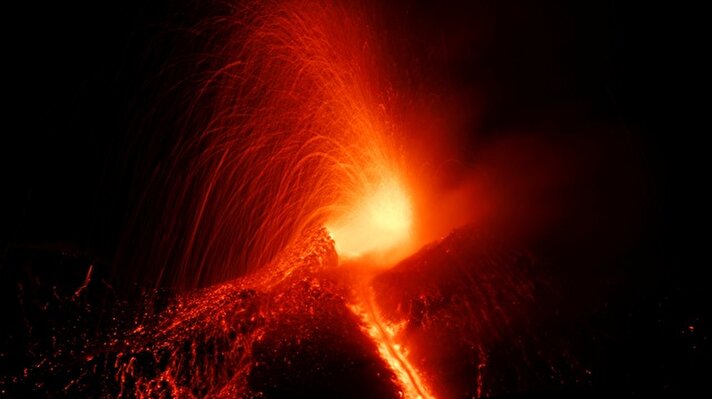 Aylardır faaliyette olmayan volkanik yanardağ Etna, dün gece lav ve kül püskürtürken, Ulusal Jeofizik ve Volkanoloji Enstitüsü de Etna ve civarında turuncu alarm verdi.