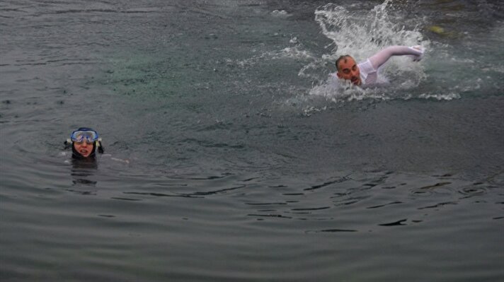 Kocaeli'nin Karamürsel ilçesinde "1 Mart Üsküdar Vapuru Faciası"nın 59. anma töreninde, denizde boğulma tehlikesi geçiren kadın dalgıcı, suya atlayan Belediye Başkanı İsmail Yıldırım kurtardı.