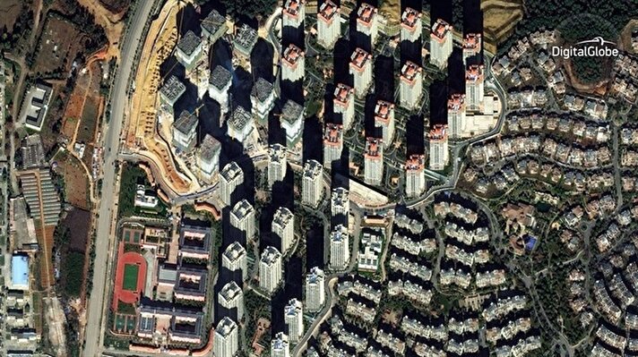 2012'de 100 bin boş daireyle dikkatleri çeken Chenggong, hala boş görünse de gökdelen yapımları devam ediyor.
