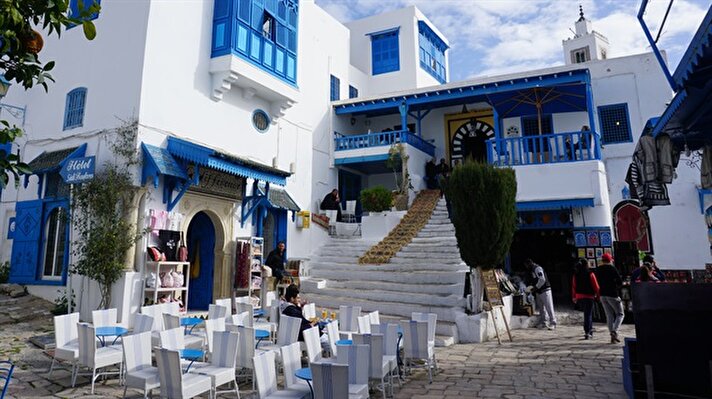 Başkent Tunus'un merkezinde Akdeniz kıyısında yer alan Sidi Bou Said kasabası, deniz mavisi kapı ve ve pencereli, kireç boyalı evleriyle ziyaretçileri etkiliyor.