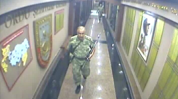 Fetullahçı Terör Örgütü'nün (FETÖ) 15 Temmuz'daki darbe girişimi sırasında Malatya'daki 2. Ordu Komutanlığı karargahında yaşananlar güvenlik kamerası görüntülerine yansıdı.
