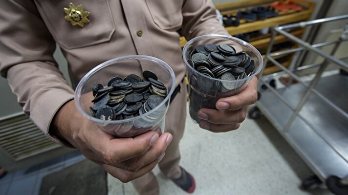 Tayland'ın başkenti Bangkok'ta bulunan Chulalongkorn Hayvan Hastanesi'nde Bank isimli deniz kaplumbağasının midesinden madeni paralar çıkarıldı.