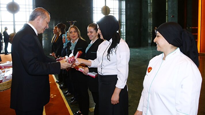 Cumhurbaşkanı Recep Tayyip Erdoğan, 8 Mart Dünya Kadınlar Günü nedeniyle, Cumhurbaşkanlığı Külliyesi'nde görev yapan kadın personele çiçek vererek, kadınlar gününü kutladı.
