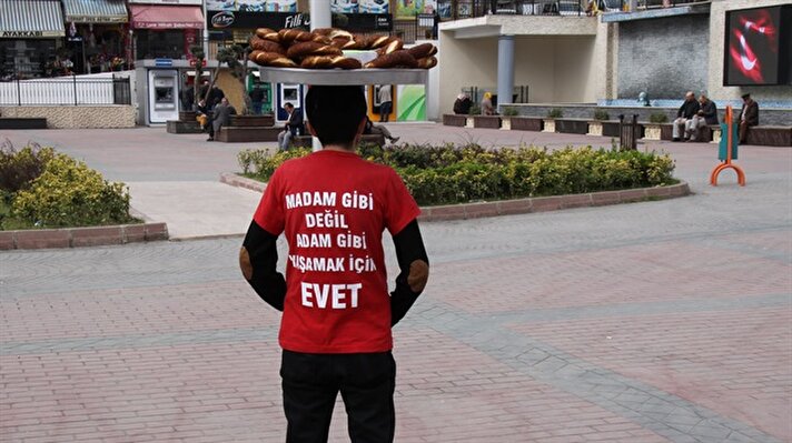 Kocaeli’de 15 Temmuz şehitleri için başlattığı yardım kampanyasıyla adını tüm Türkiye’ye duyuran simit satıcısı Erkan Ayhan, bu kez referandumda ’evet’ oylarını arttırmak için kampanya başlattı.
