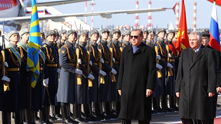 Cumhurbaşkanı Recep Tayyip Erdoğan, Rusya'nın başkenti Moskova​'da Rusya Federasyonu Dışişleri Bakan Yardımcısı Aleksey Meşkov​ tarafından resmi törenle karşıladı.​