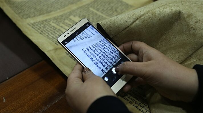 بالصور السلطات التونسية تضبط مخطوطة نادرة للتوراة