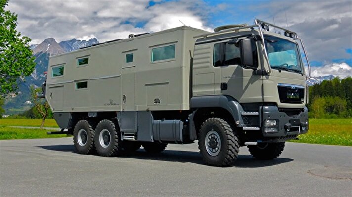 Avustralyalı Action Mobil firması tarafından tasarlanan bu araç zırhlı aslında bir kamyondu. Ancak bildiğimiz kamyonlardan değil. İçinde lüks bir daire var.