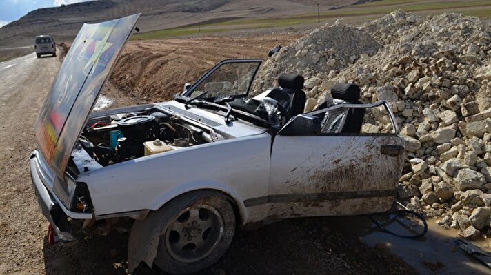  Konya'nın Ilgın ilçesinde çarpışan iki otomobilden birinin ikiye bölündüğü kazada 5 kişi yaralandı.