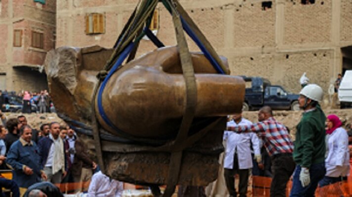 شاهد انتشال جزء ثان من تمثال ضخم بمصر.. يرجّح أن يكون لرمسيس الثاني