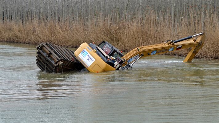 Düzce'de Melen Çayı'nı temizlemek üzere nehre giren iş makinesinin devrilme anı kameralar tarafından kaydedildi.