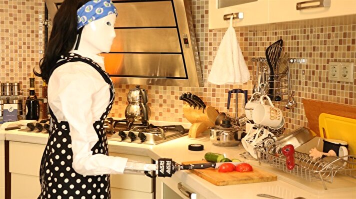 Konya'da, 2011'de Türkiye'nin ilk insansı robotunu üreten yazılım firmasının yeni geliştirdiği "Ada" isimli robot, kadınların ev işlerinde en büyük yardımcısı olacak.