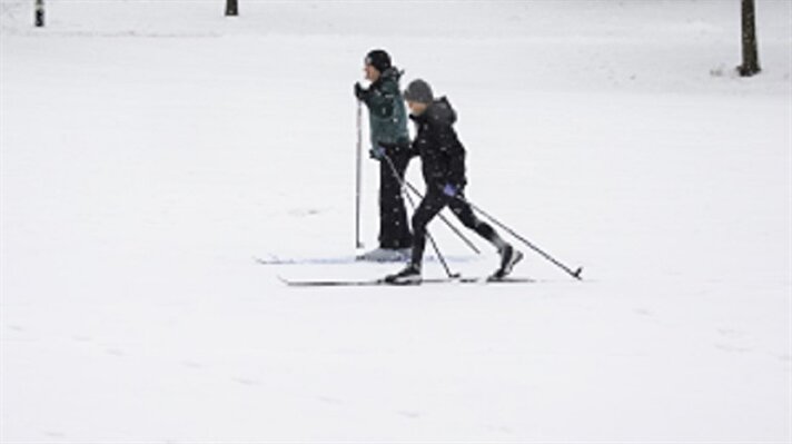 بالصور 5 ولايات أمريكية تعلن حالة طوارئ بسبب موجة ثلجية.. والأمريكيون يتزلجون