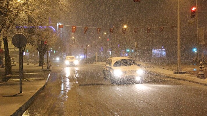 Doğu Anadolu'da etkili olan kar yağışı Erzincan ve Erzurum'da hayatı olumsuz etkiliyor.
