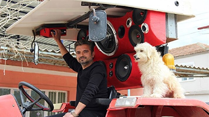 Aydın’ın Nazilli ilçesinde yaşayan 30 yaşındaki çiftçinin müzik tutkusu görenleri şaşırtıyor. 